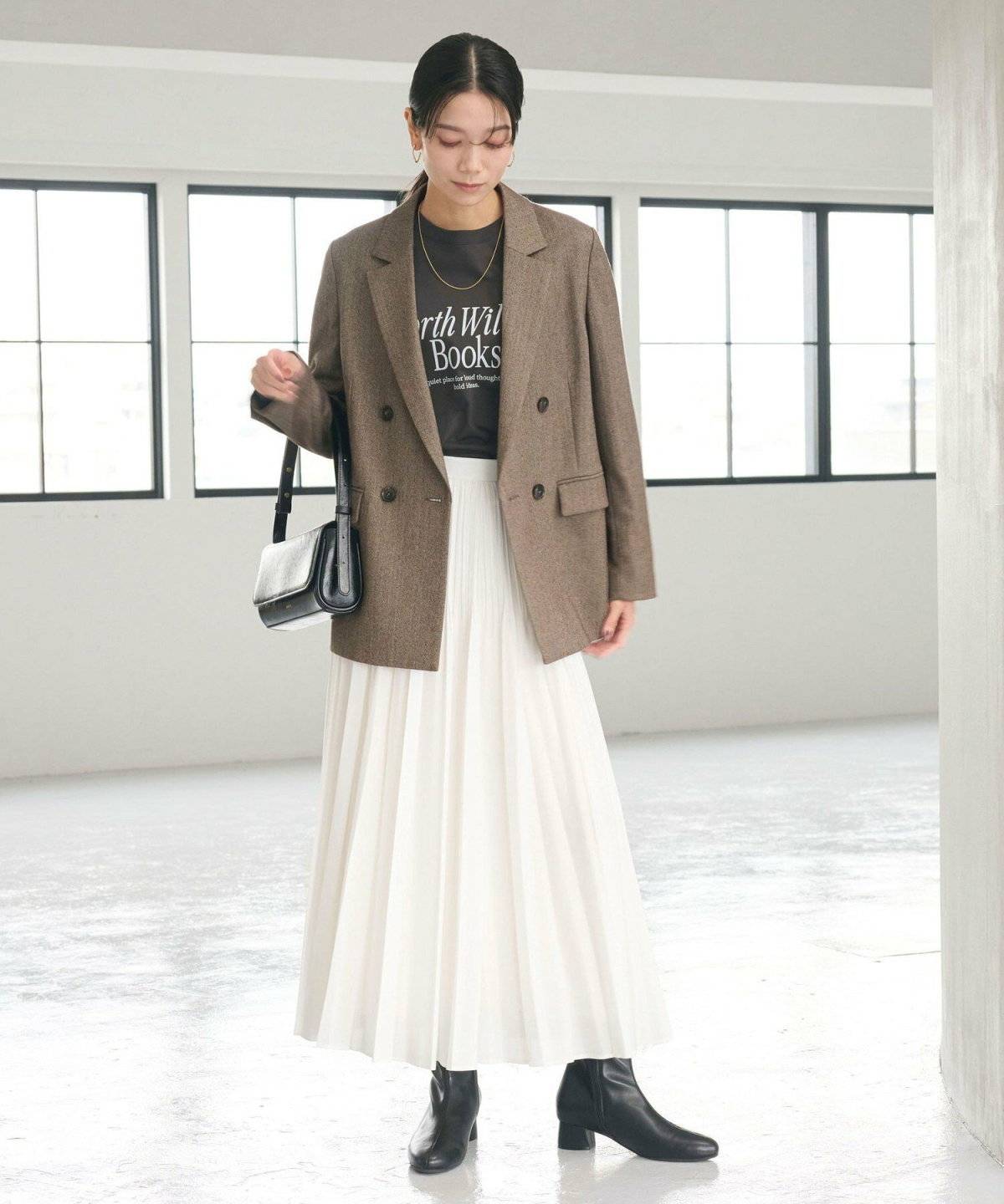 スカートコーデの女性