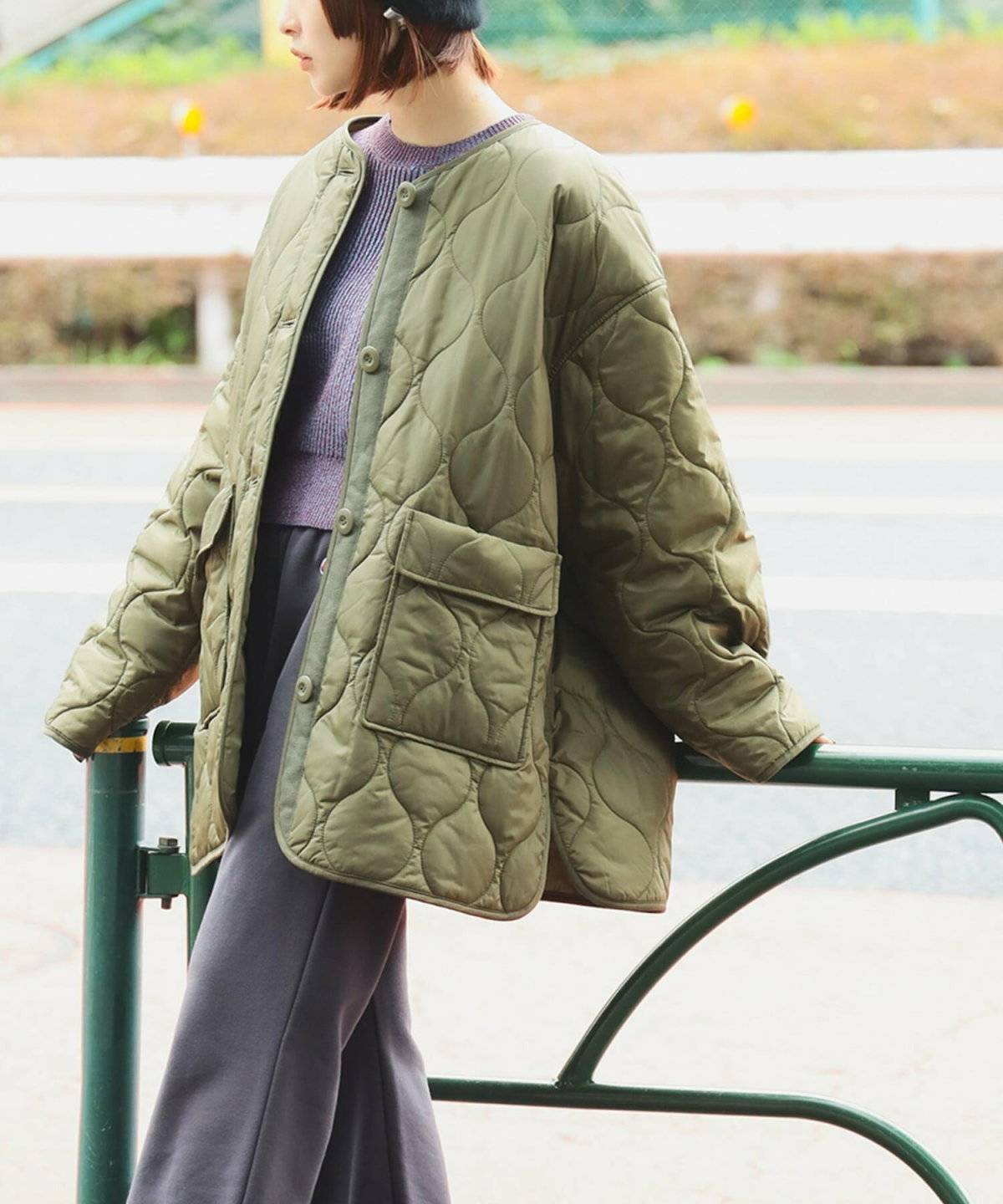 パンツコーデの女性