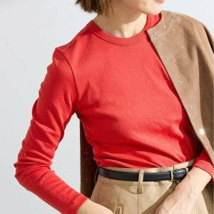  カラーニットコーデの女性 