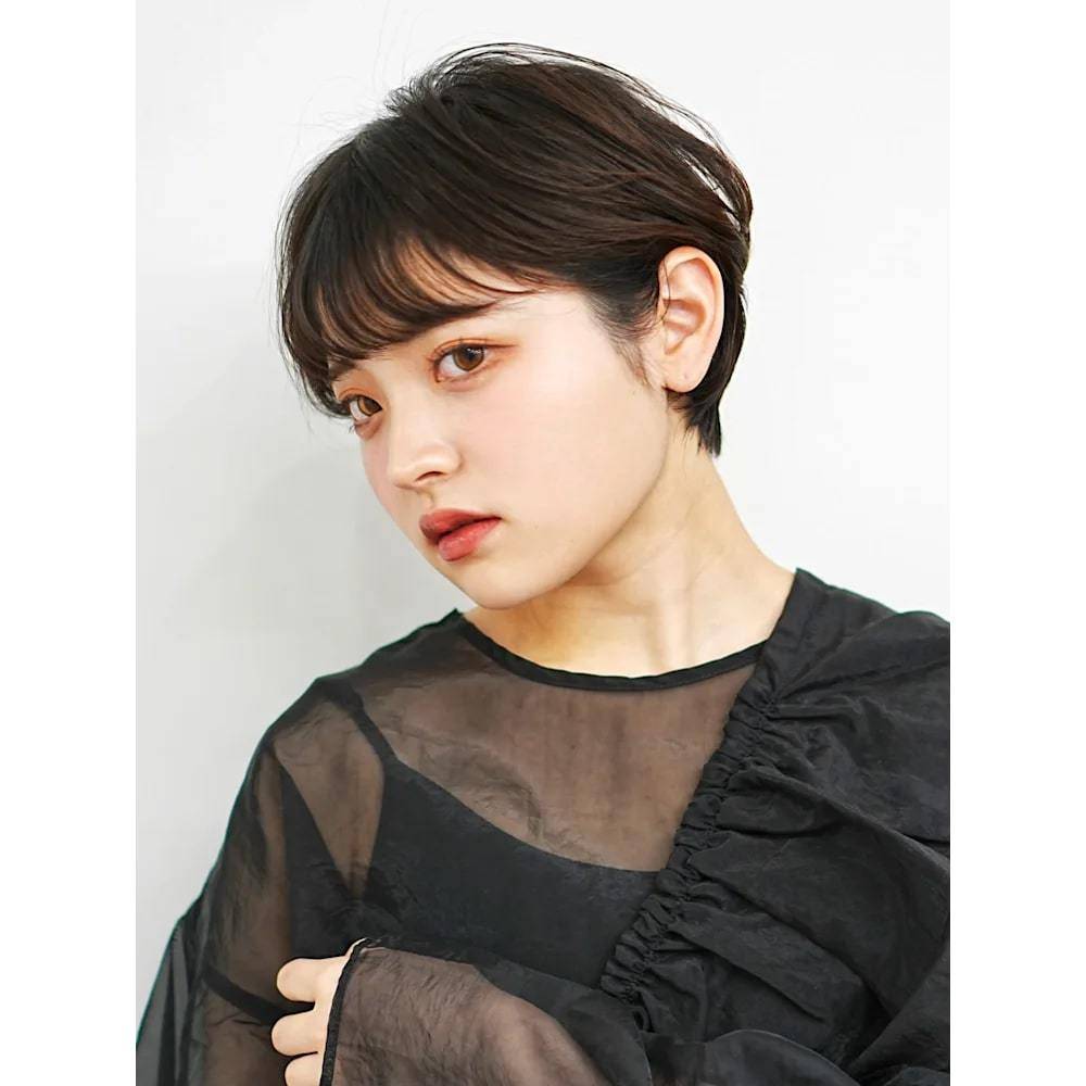 前髪ありの前下がりショート