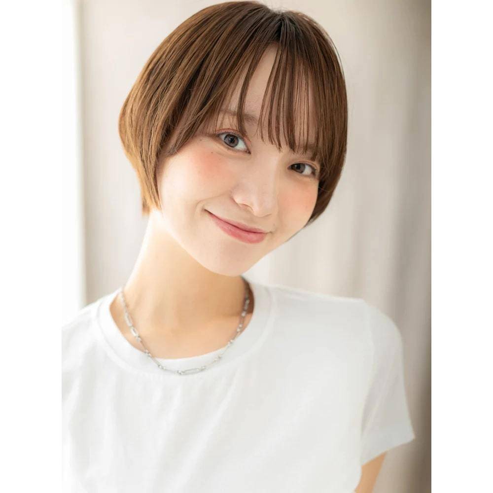 グレーブラウンの丸みショート