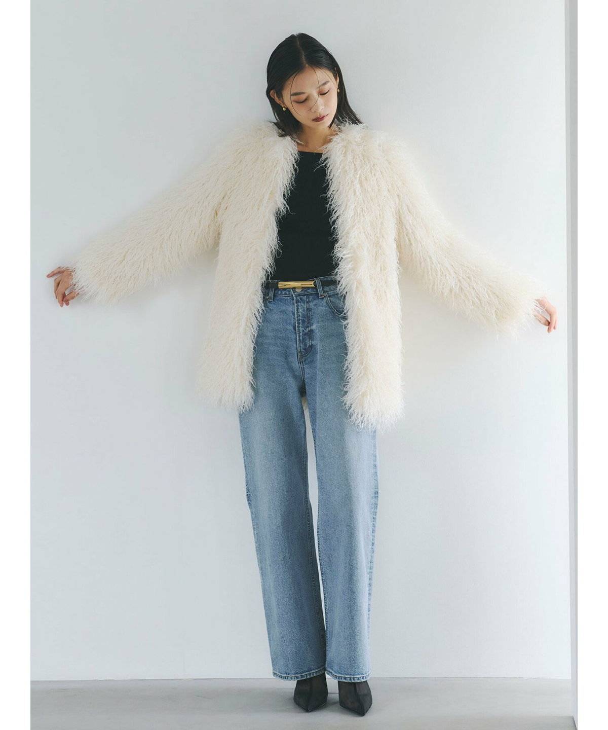 白のベレー帽をかぶった女性