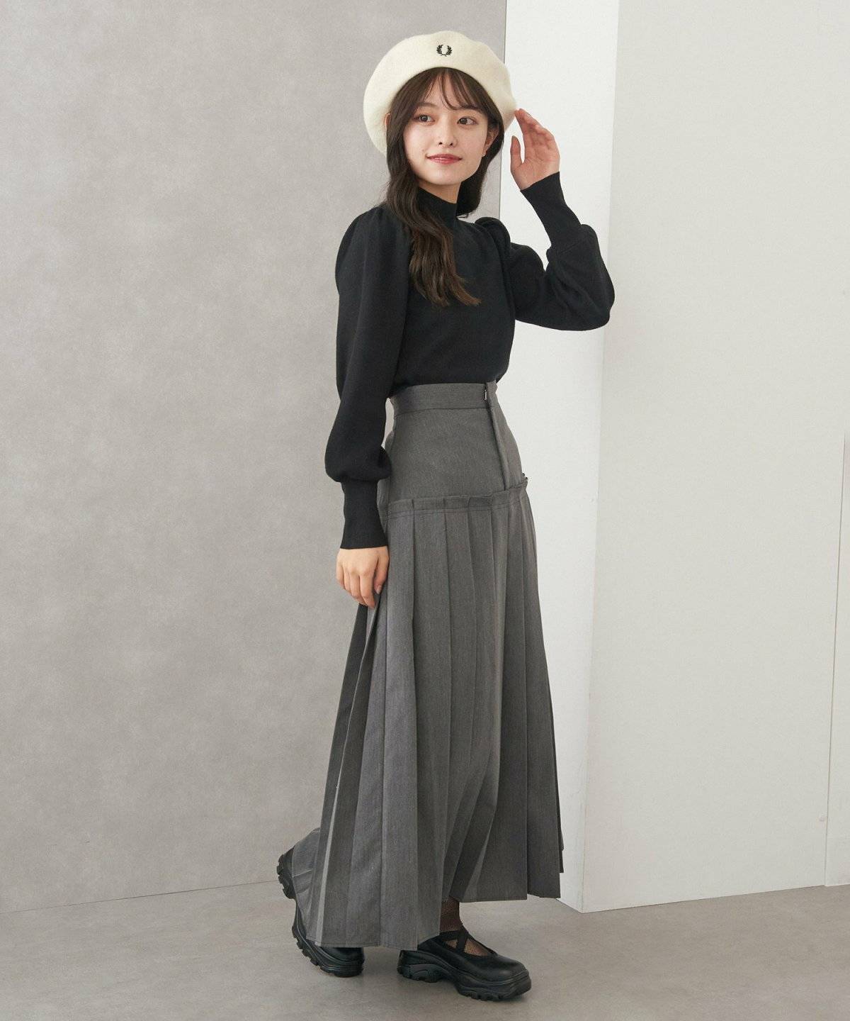 白いベレー帽をかぶった女性