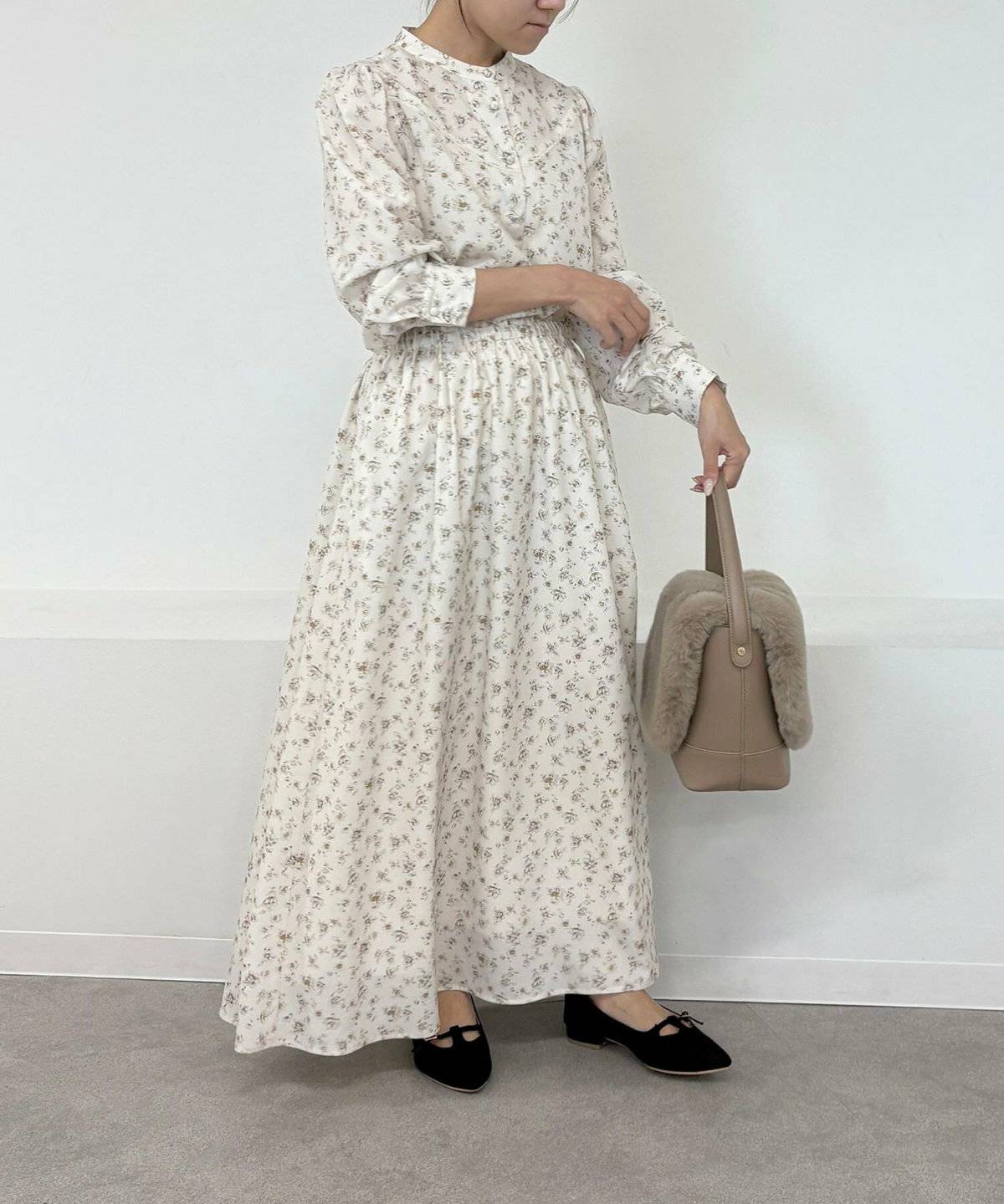 白いベレー帽をかぶった女性