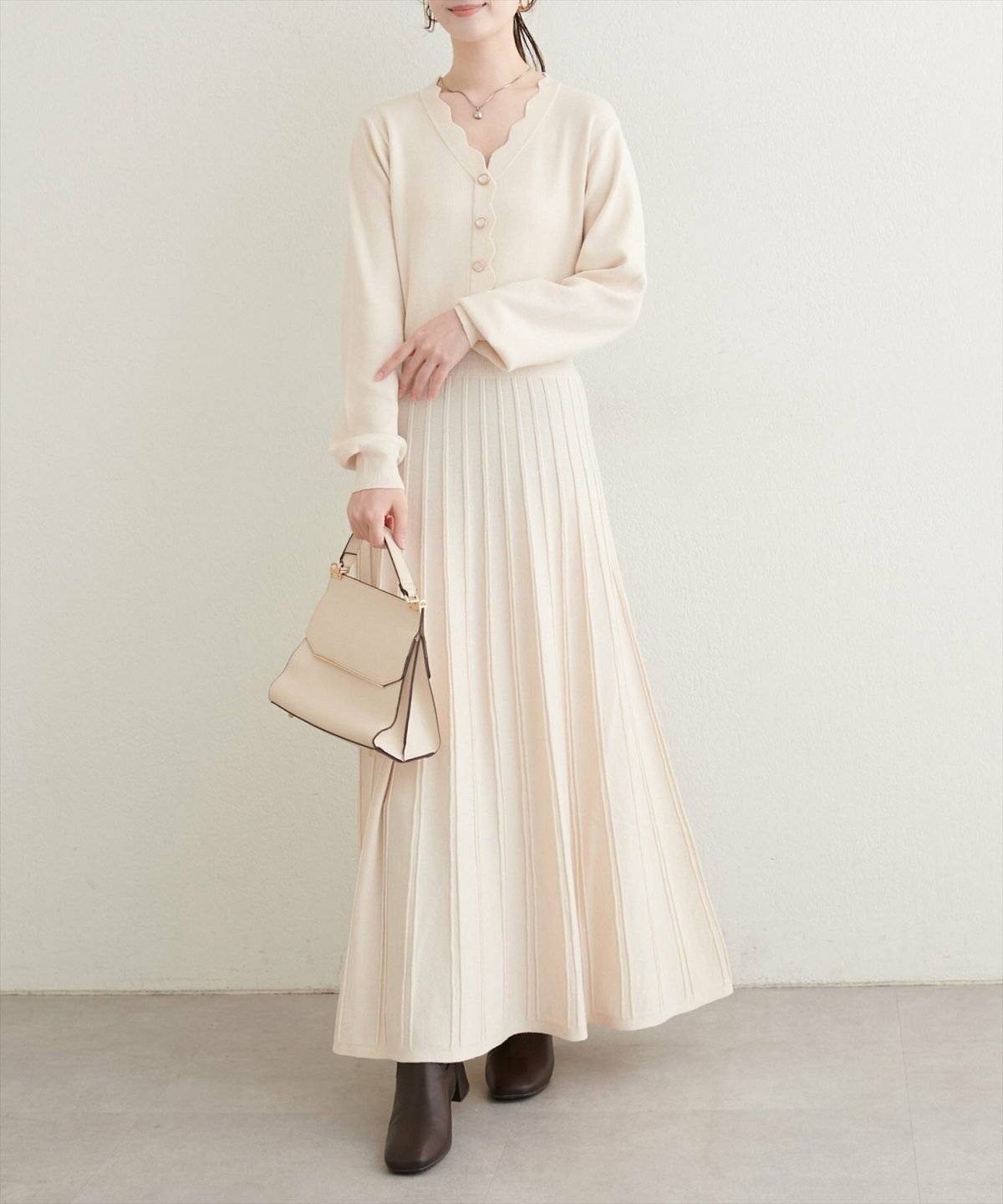 白いベレー帽をかぶった女性