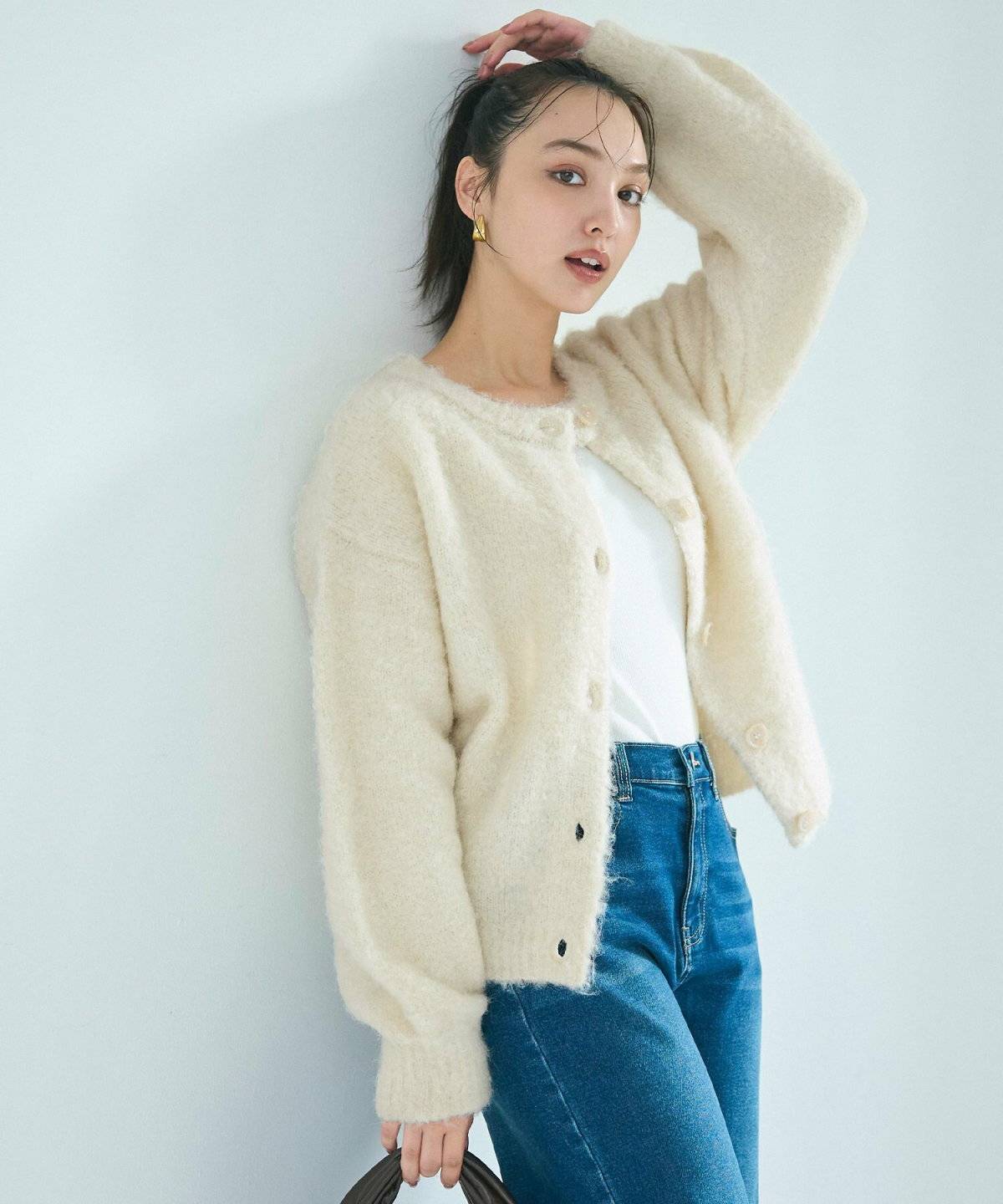 デニムパンツを履いた女性