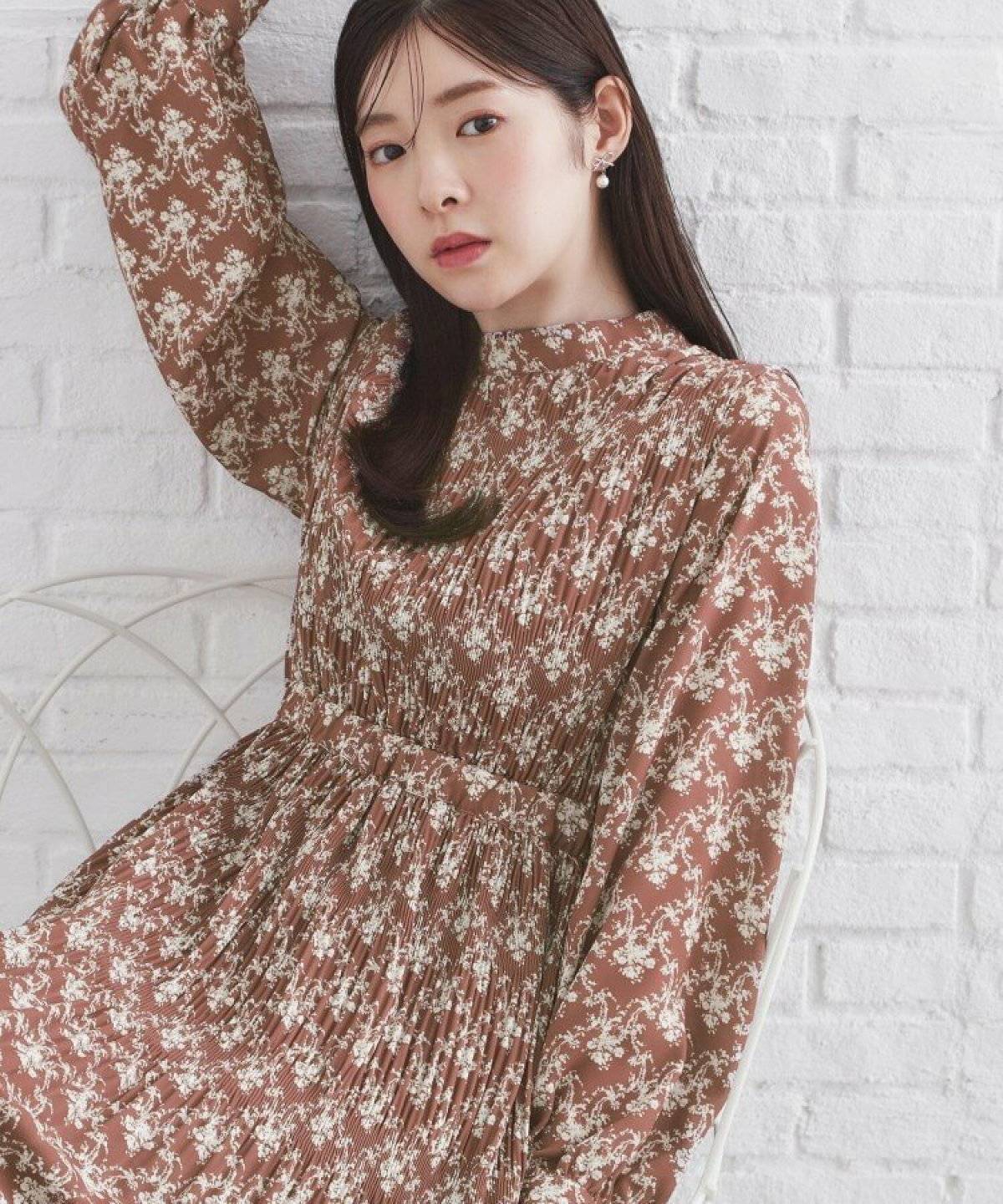 総柄ワンピースを着た女性