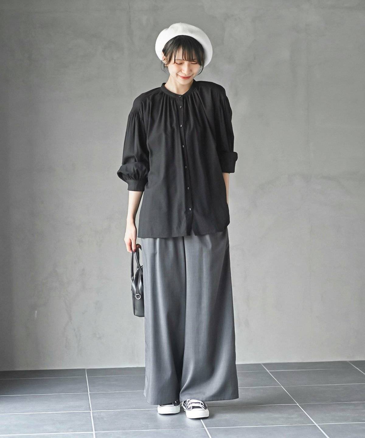 ブラックでシンプルコーデの女性