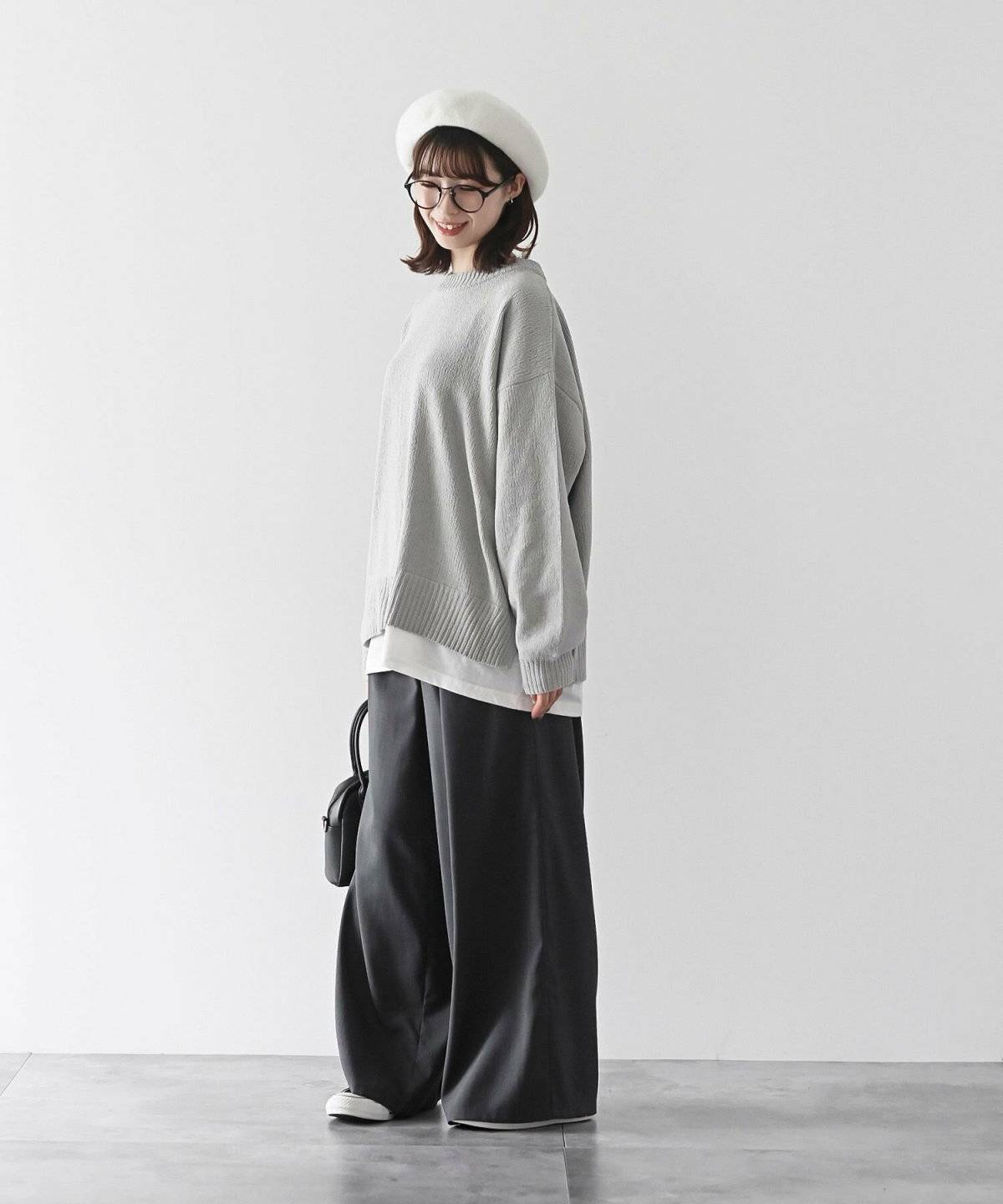 ワイドパンツを履いた女性