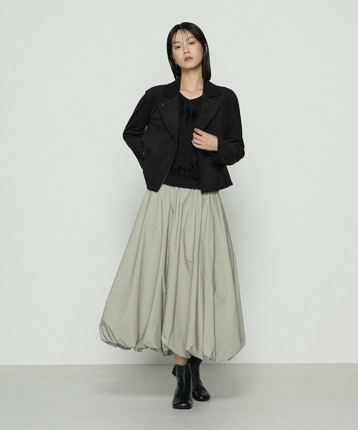 ミントグリーンのスカートを履いた女性