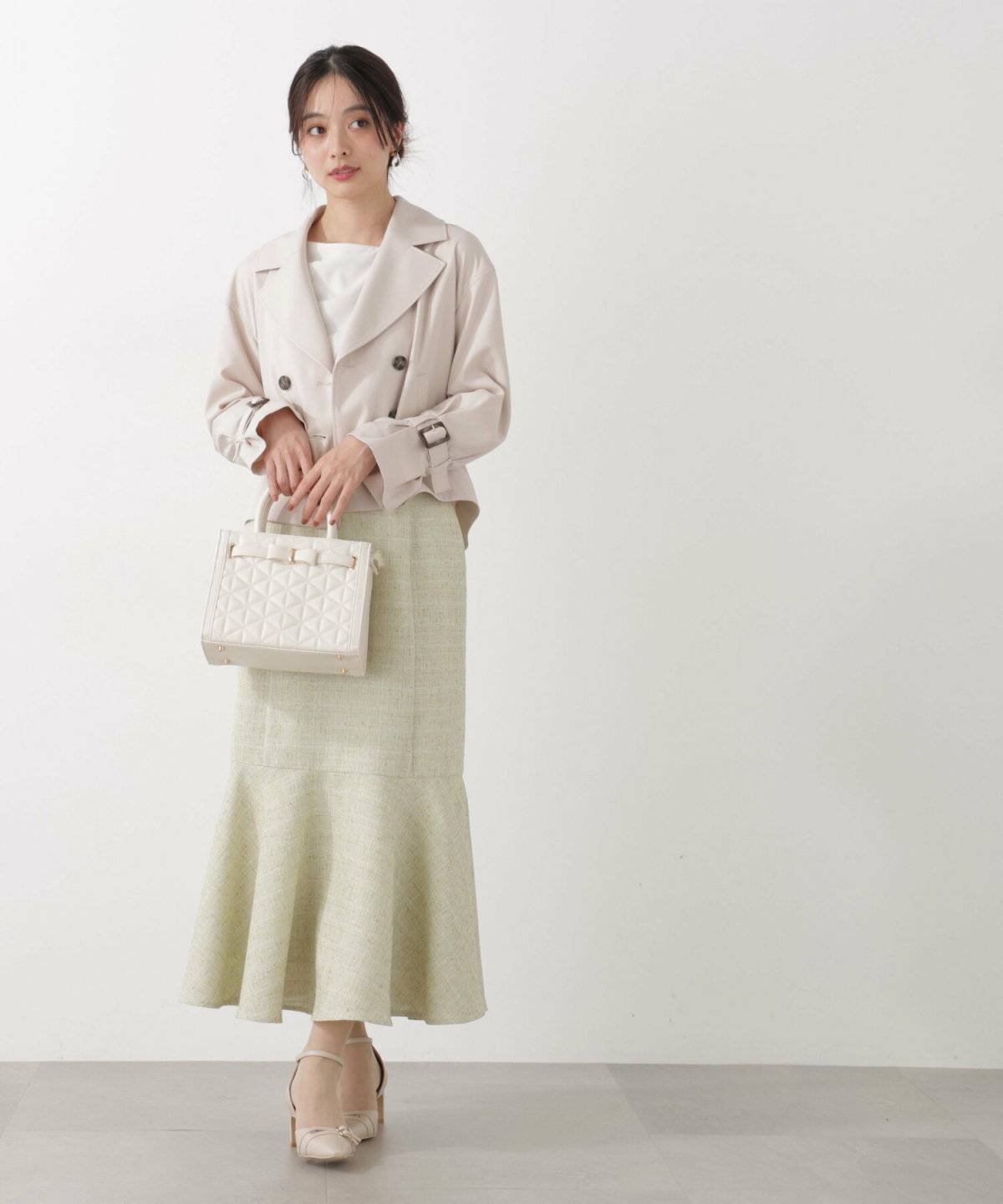 ミントグリーンのスカートを履いた女性