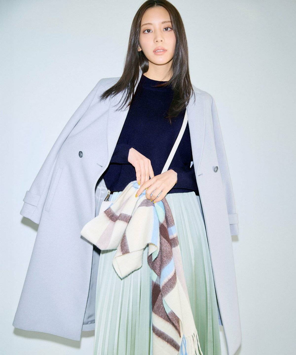 ミントグリーンのスカートを履いた女性