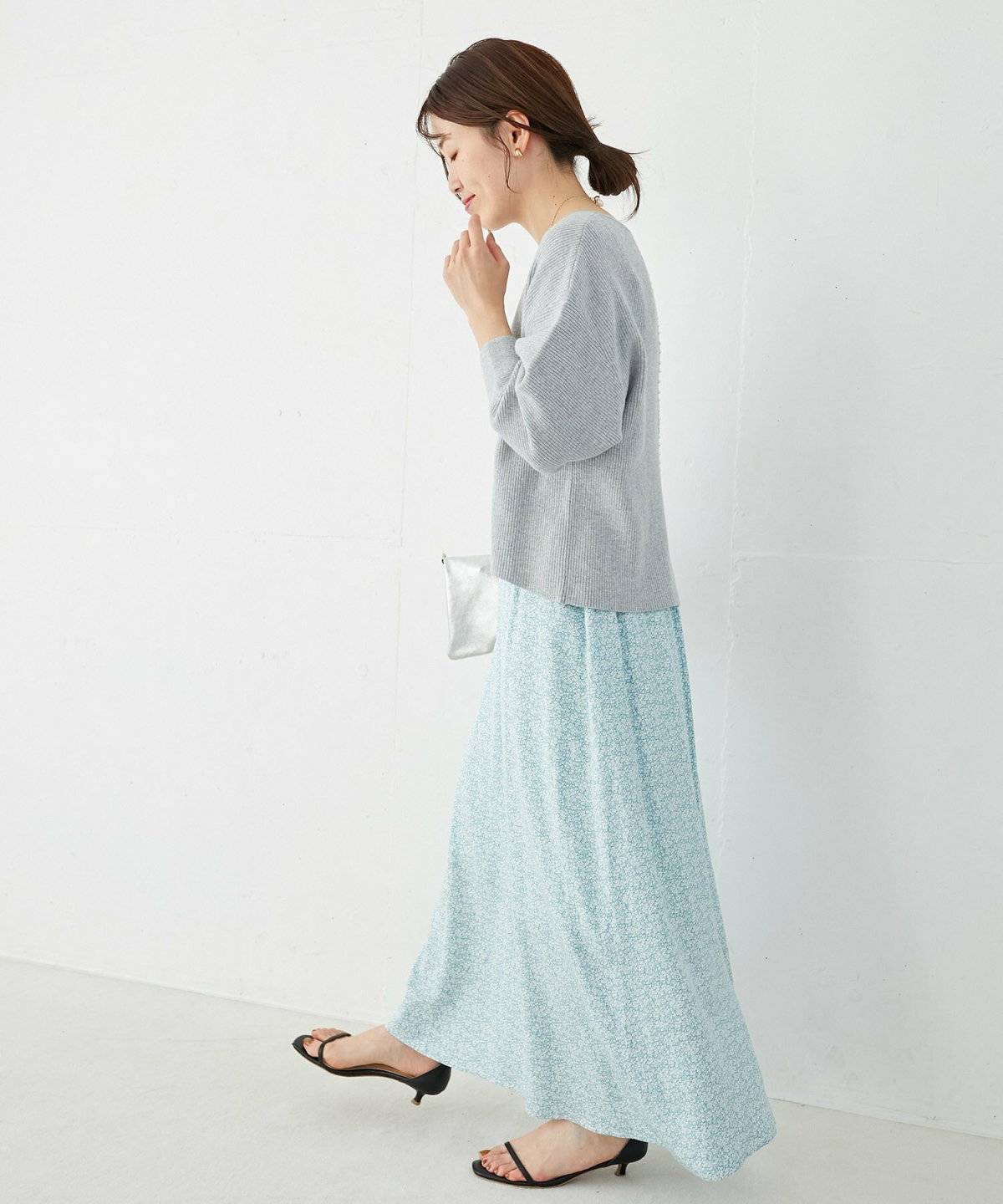 ミントグリーンのスカートを履いた女性