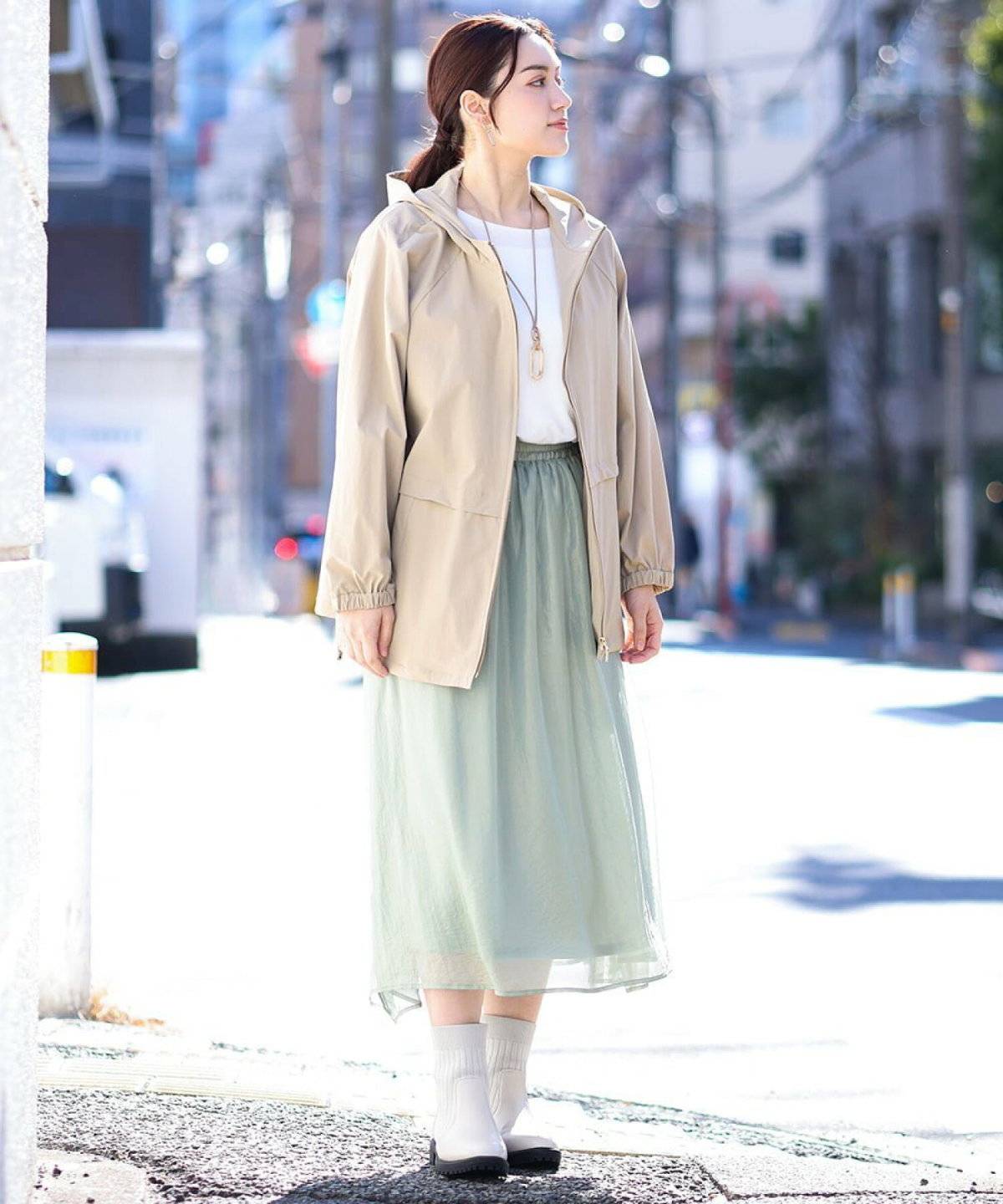 ミントグリーンのスカートを履いた女性