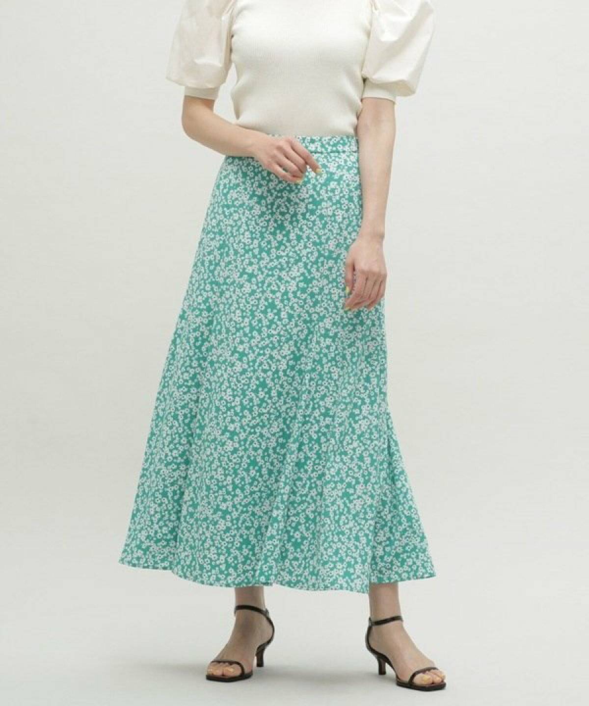 ミントグリーンのスカートを履いた女性