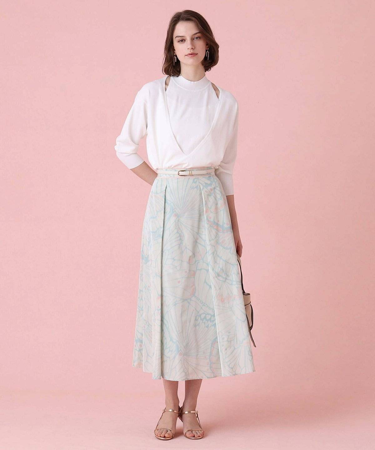 ミントグリーンのスカートを履いた女性