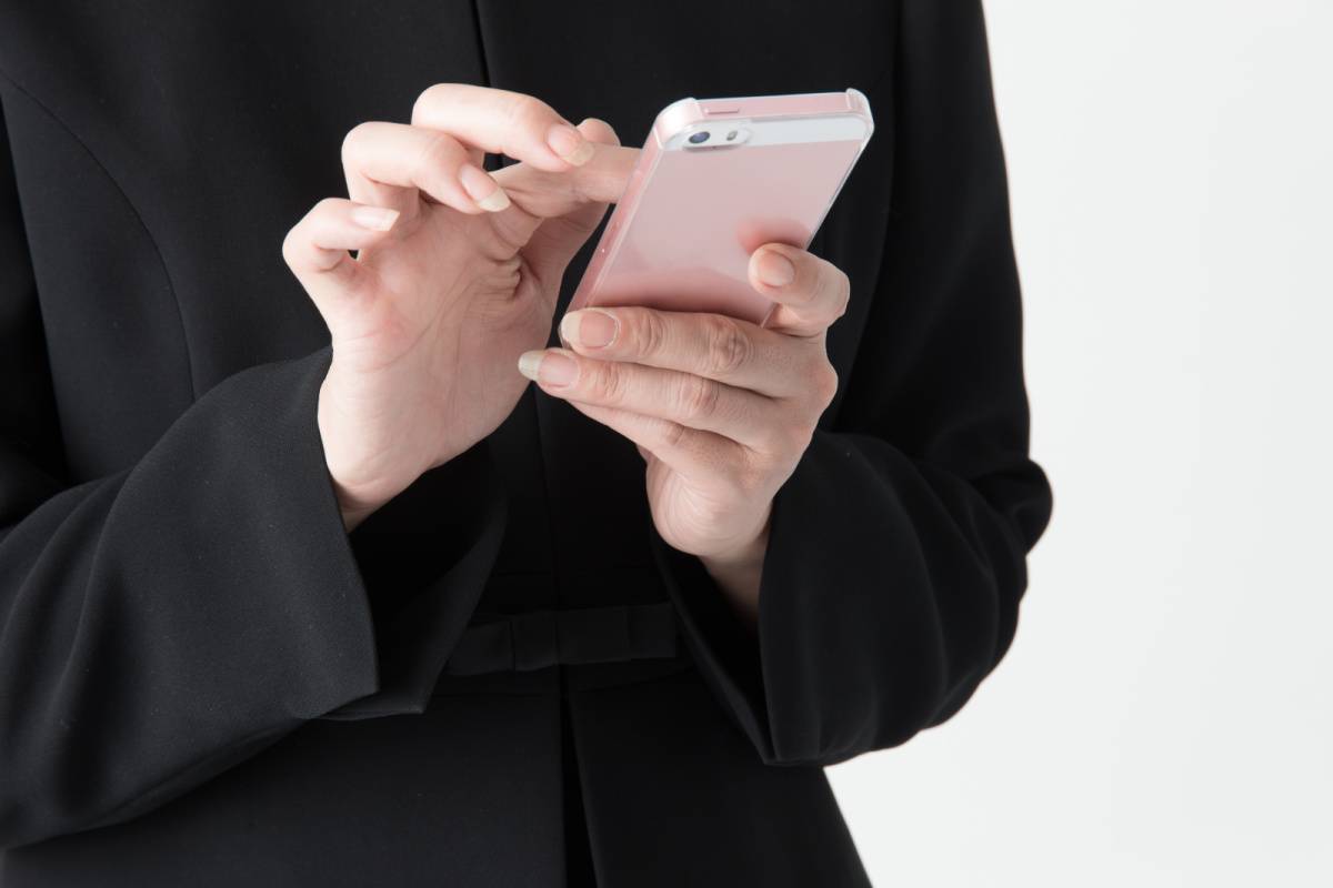 スマホを操作する女性の手元