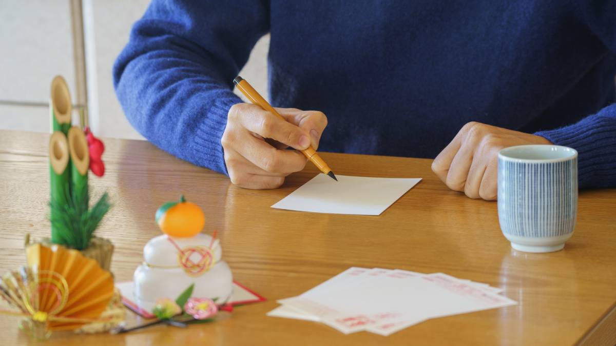 年賀状を書く男性