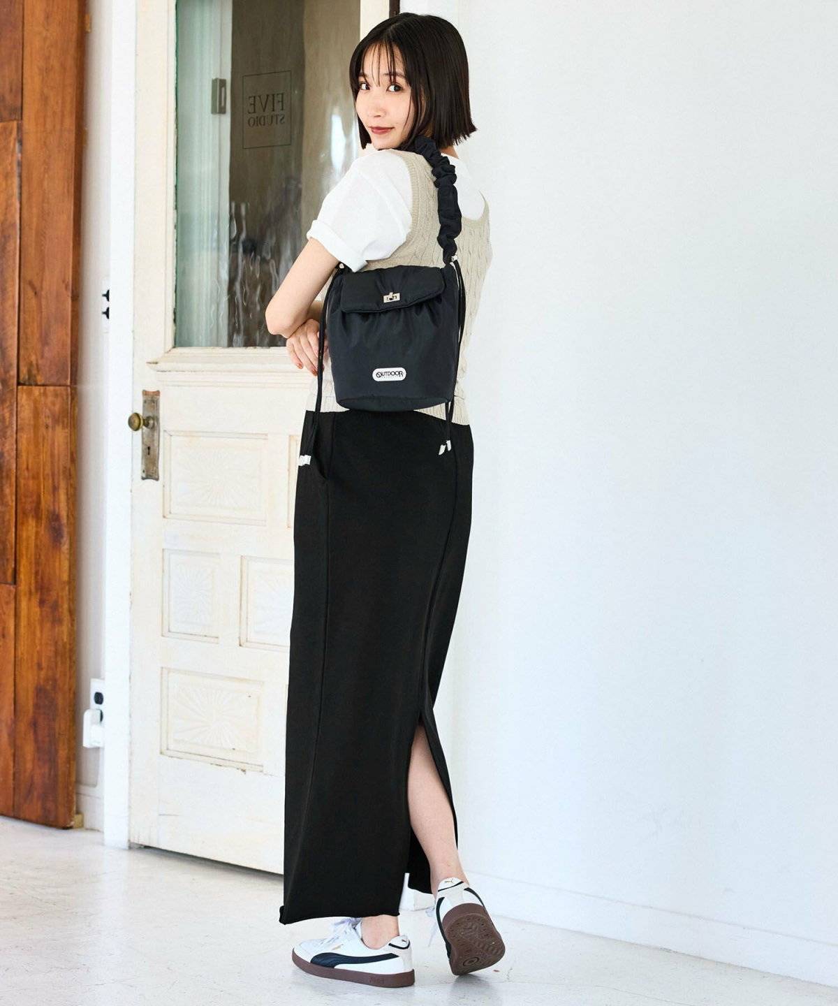 モノトーンコーデの女性