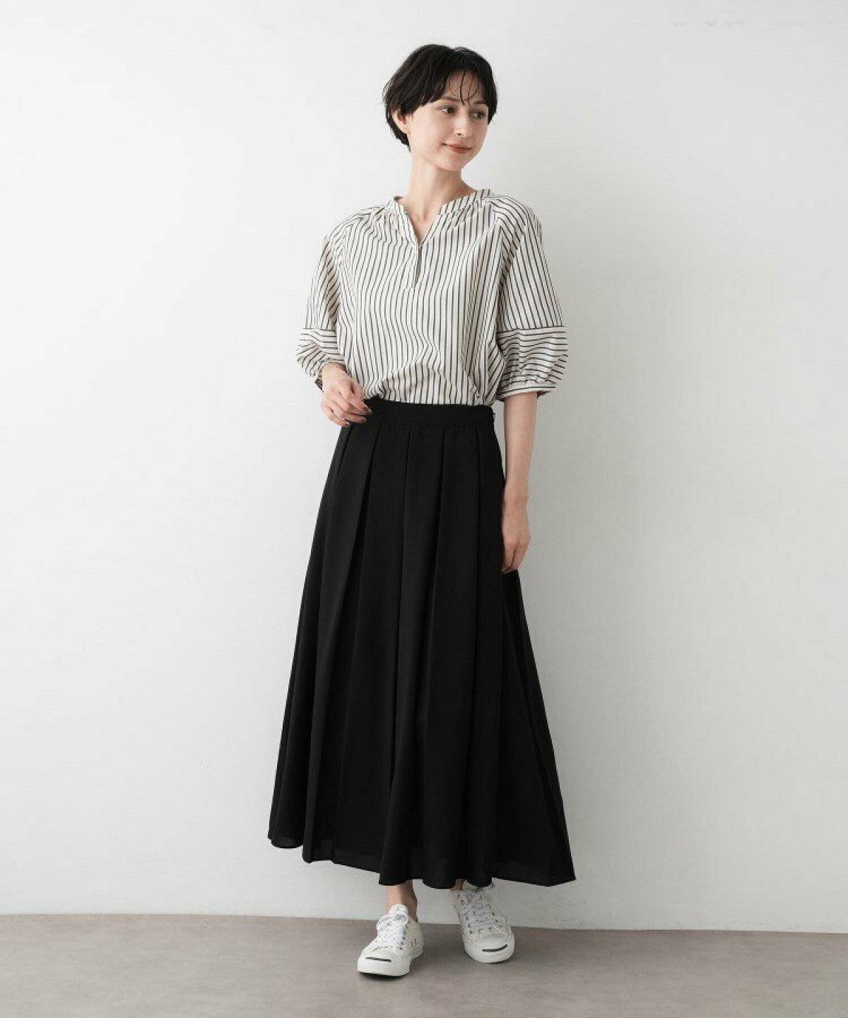 モノトーンコーデの女性