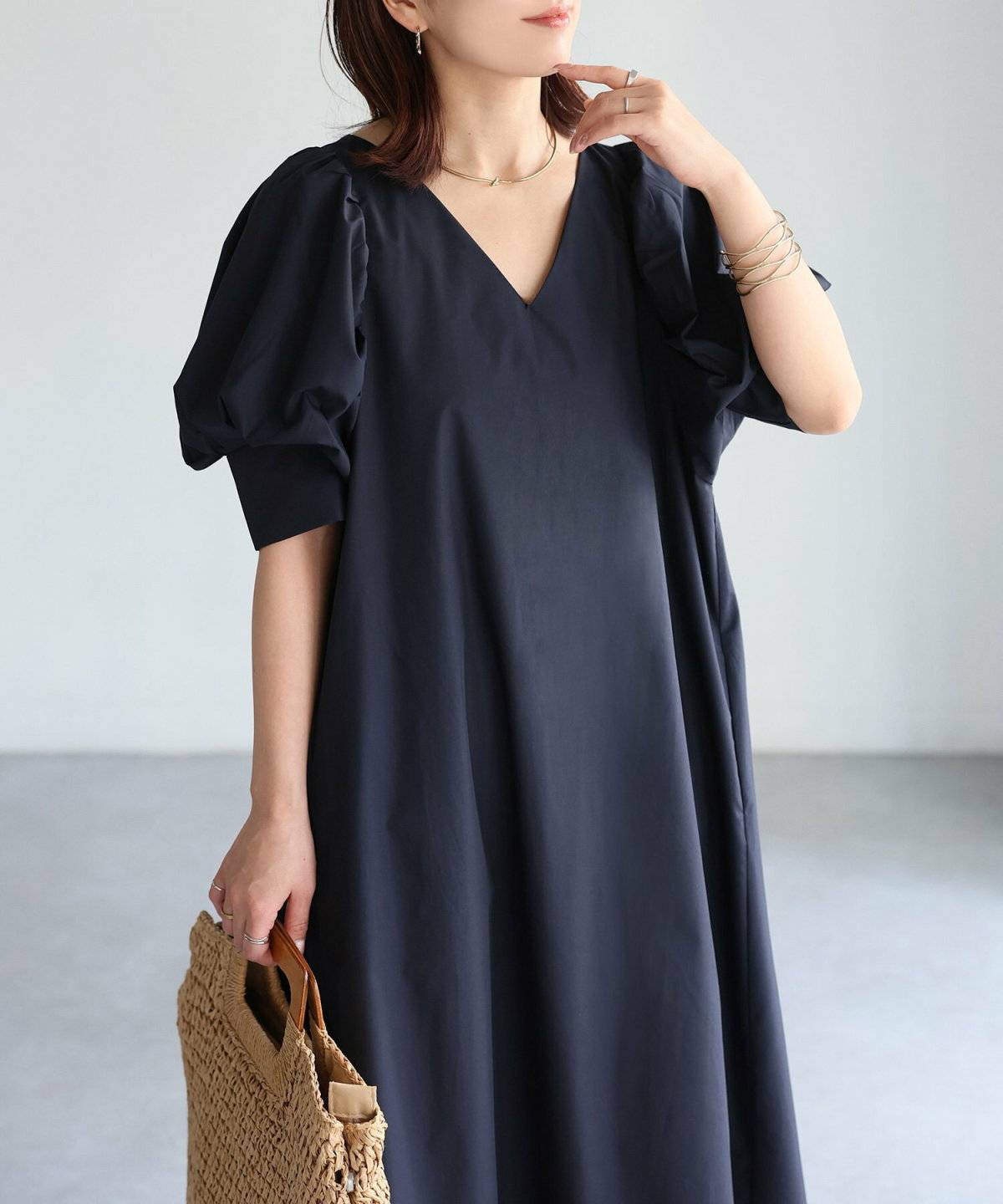 黒のワンピースを着た女性