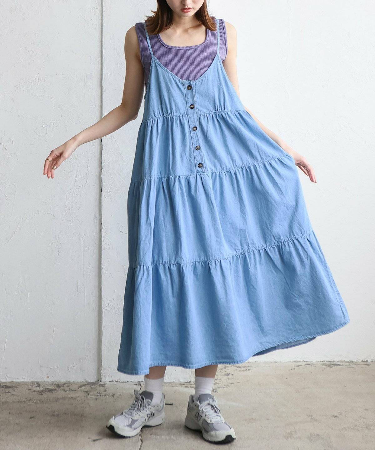 キャミワンピースを重ねた女性