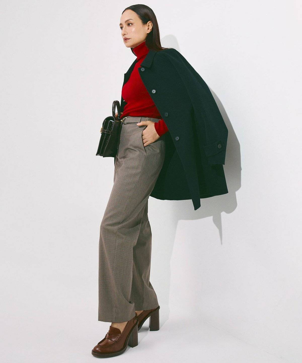 パンツコーデの女性