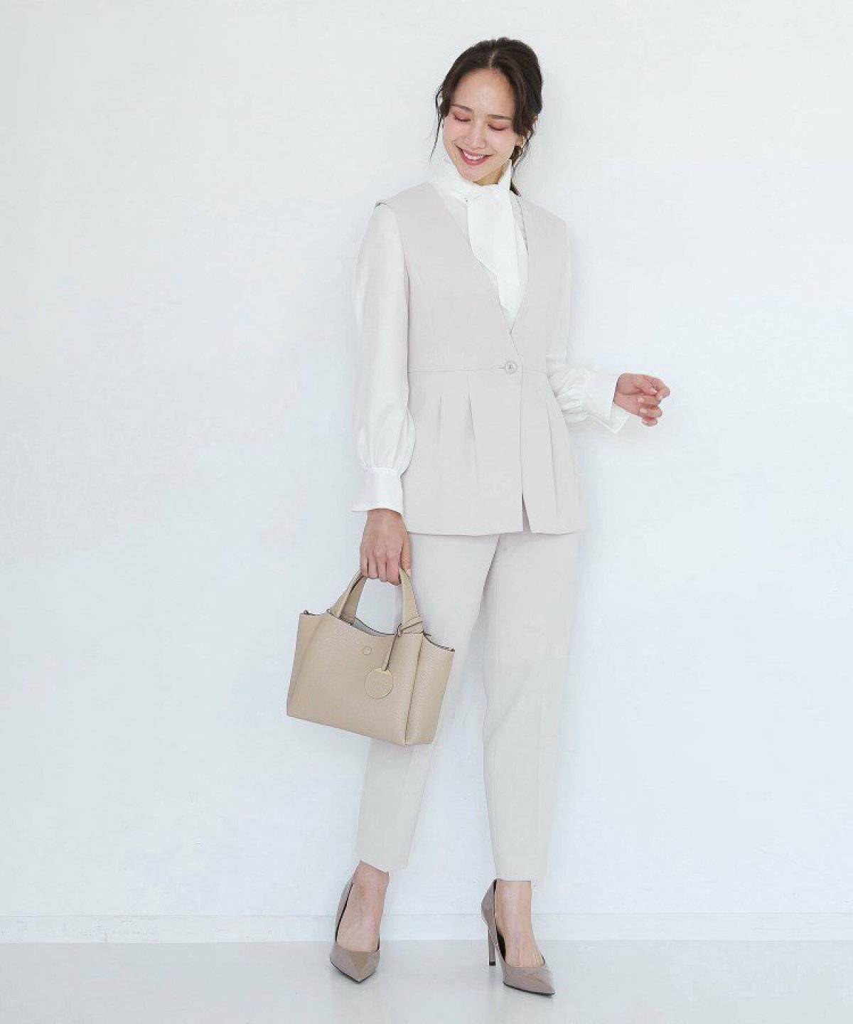 パンツコーデの女性