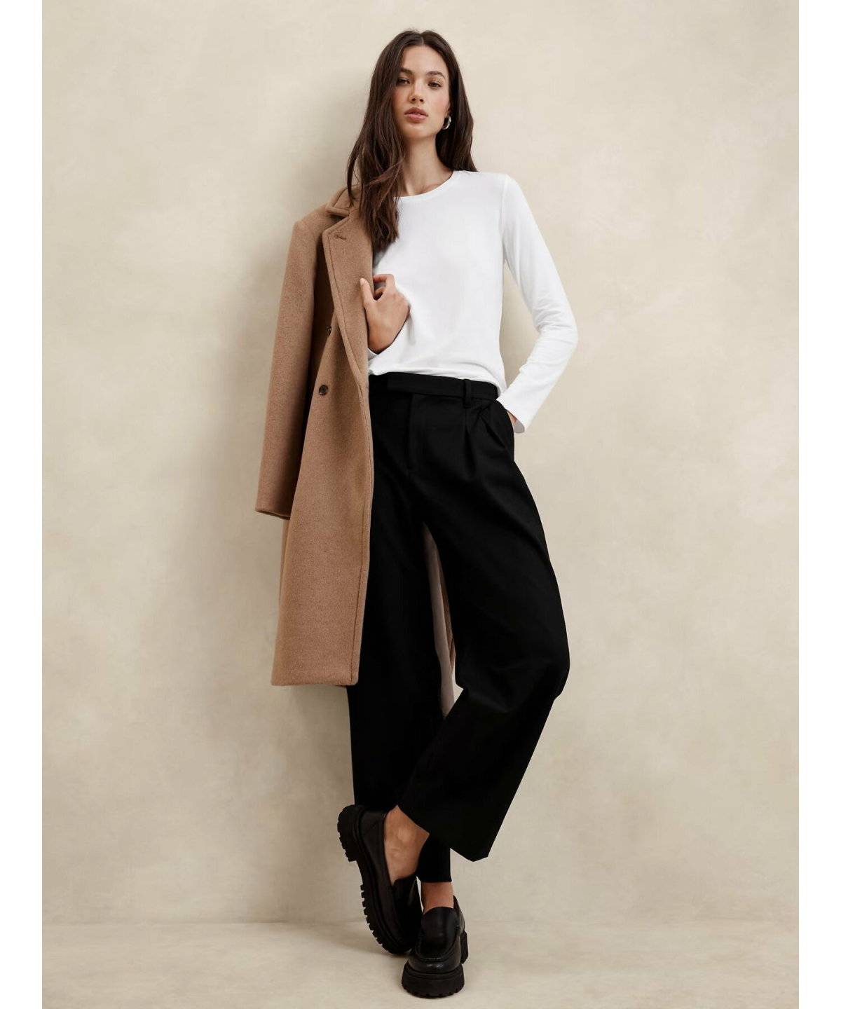 パンツコーデの女性