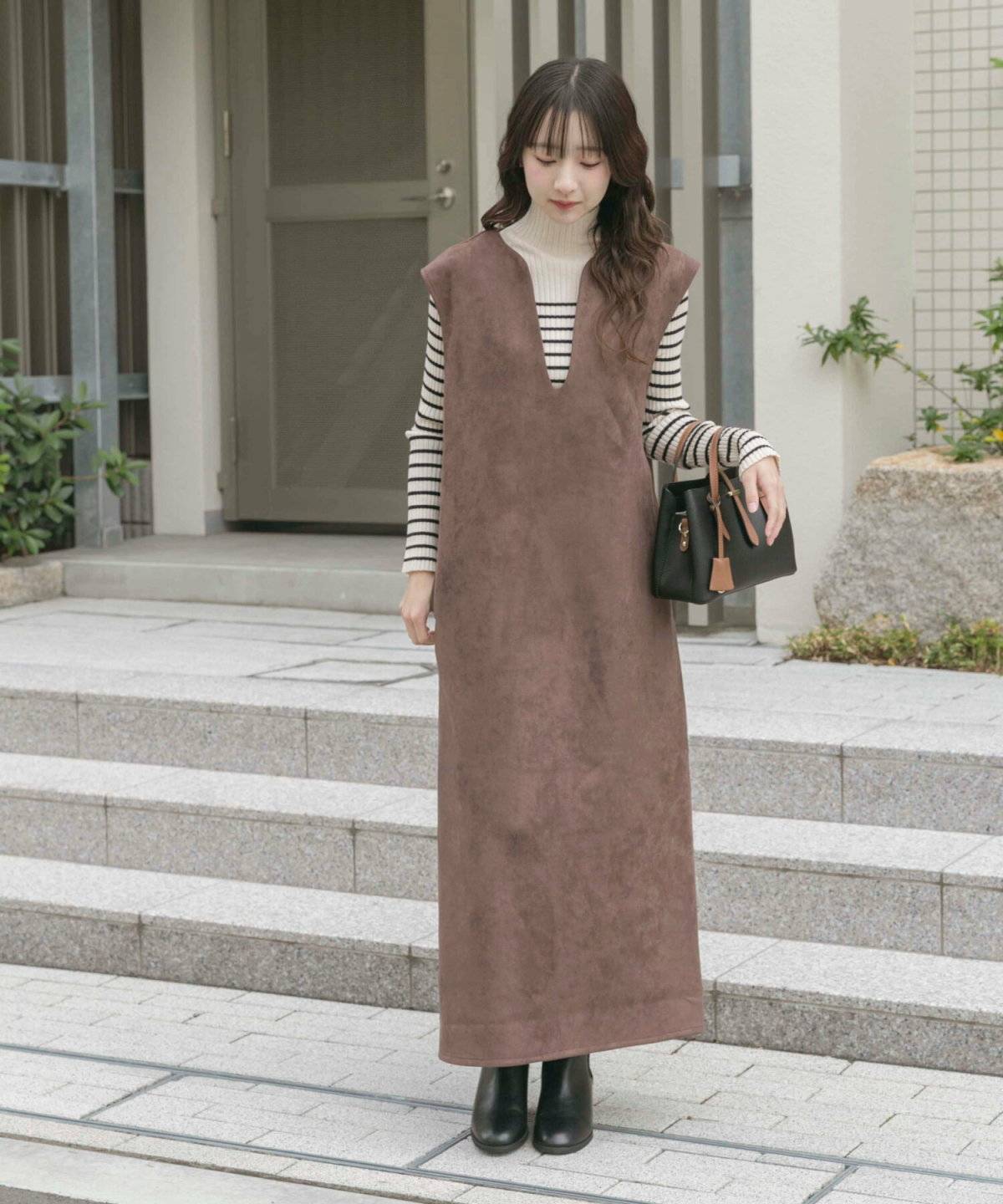 ワンピースコーデの女性