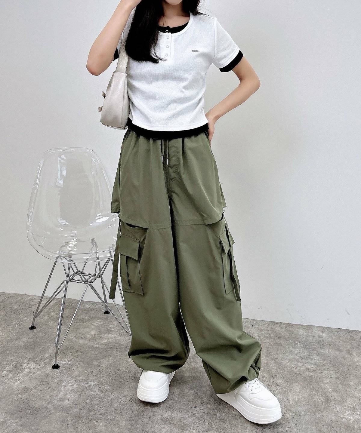 パンツコーデの女性