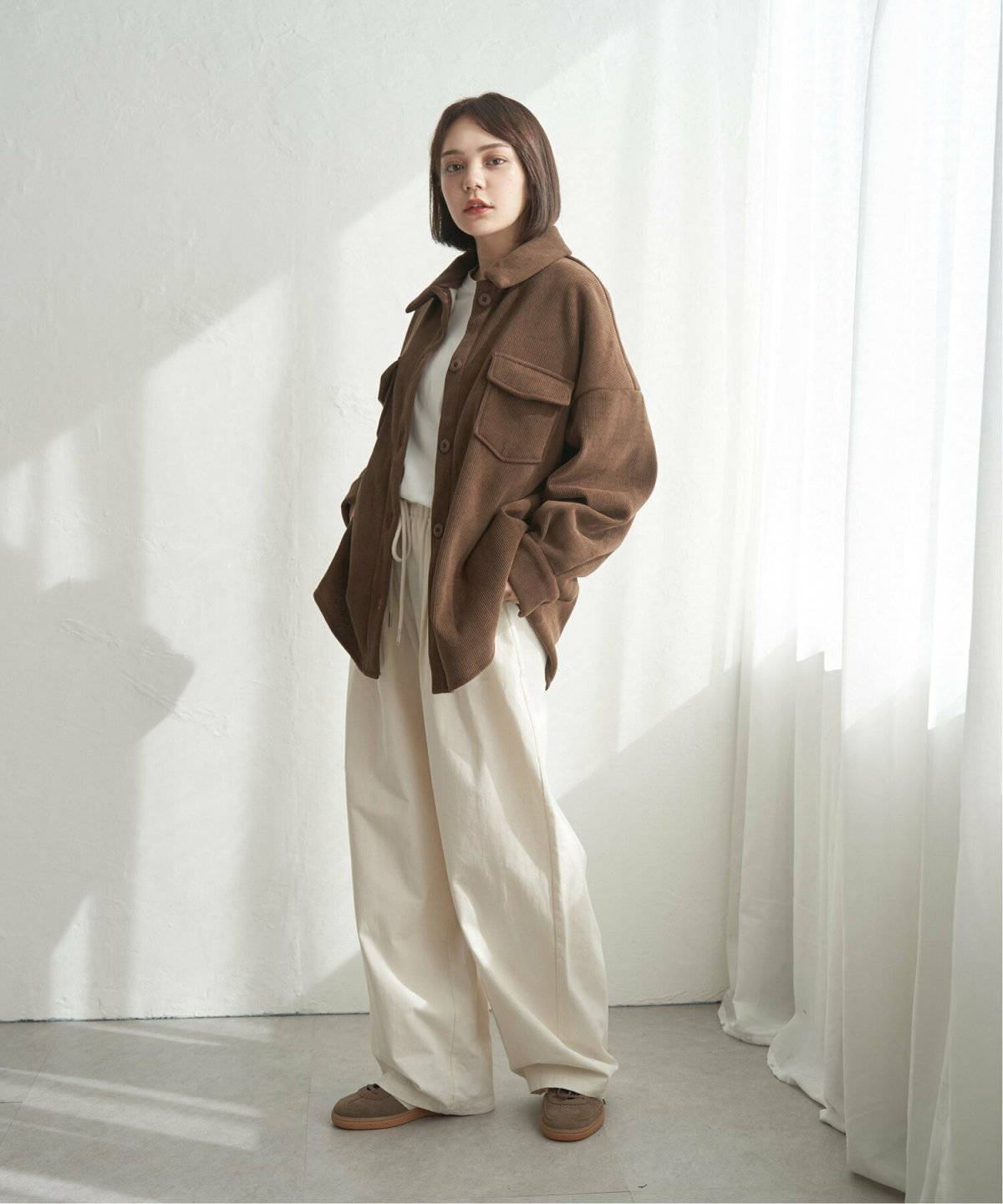 パンツコーデの女性