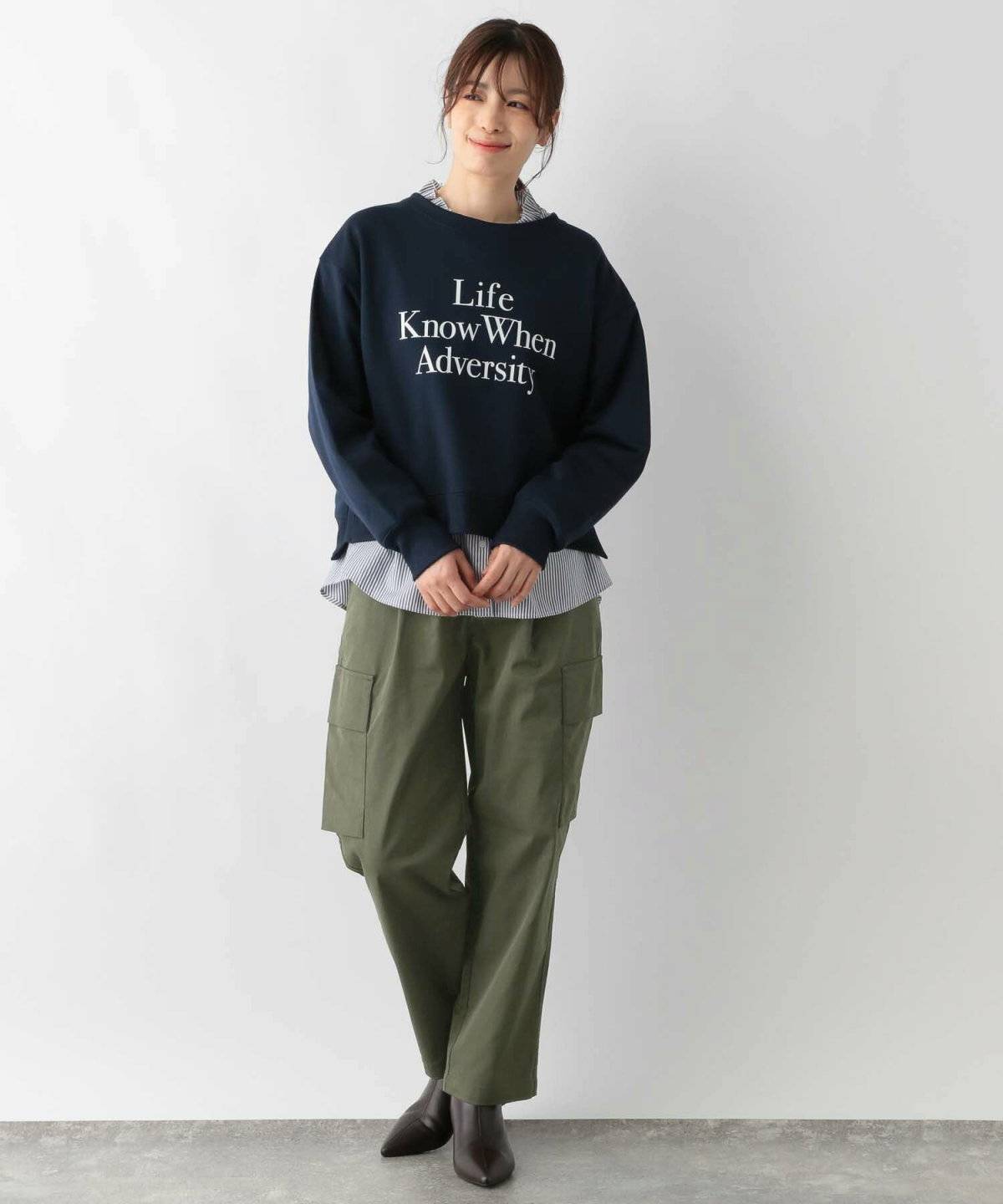 パンツコーデの女性