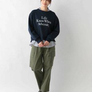  パンツコーデの女性 