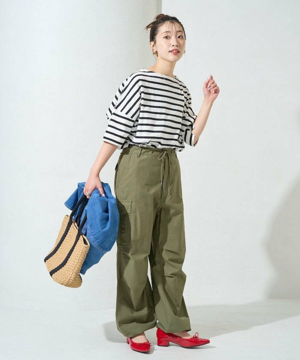 ボーダー柄トップスにパンツを合わせた女性