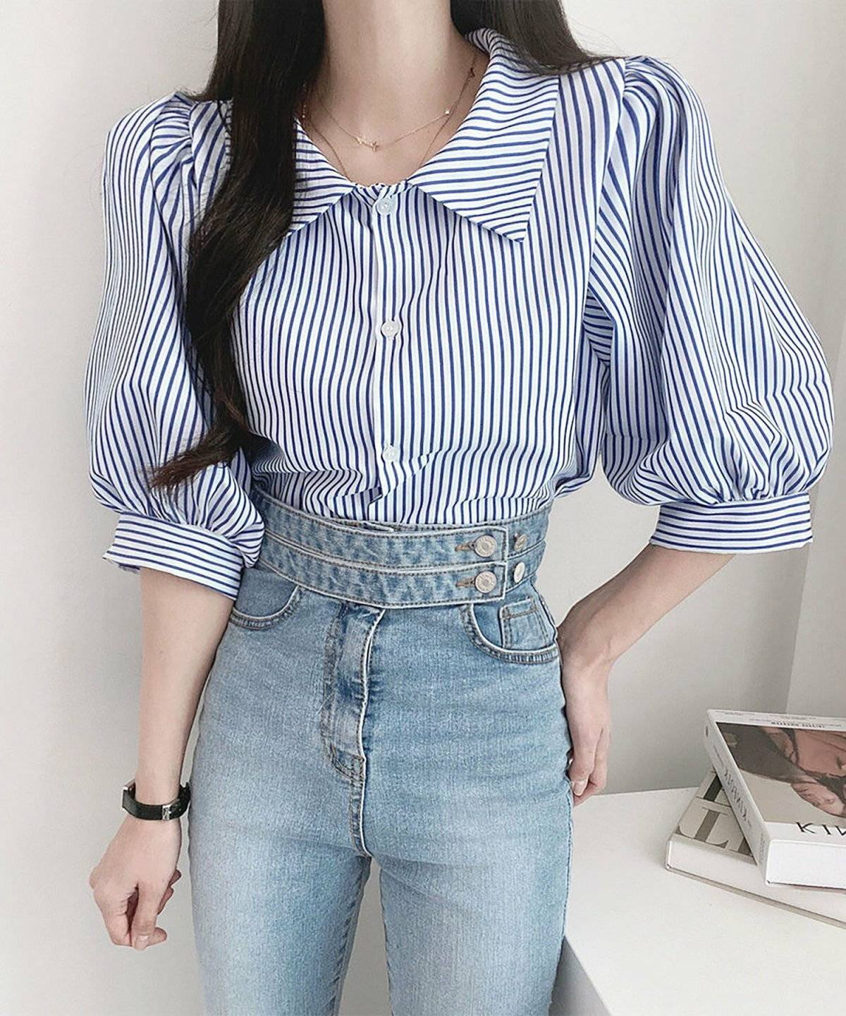 ブルーのワントーンコーデの女性