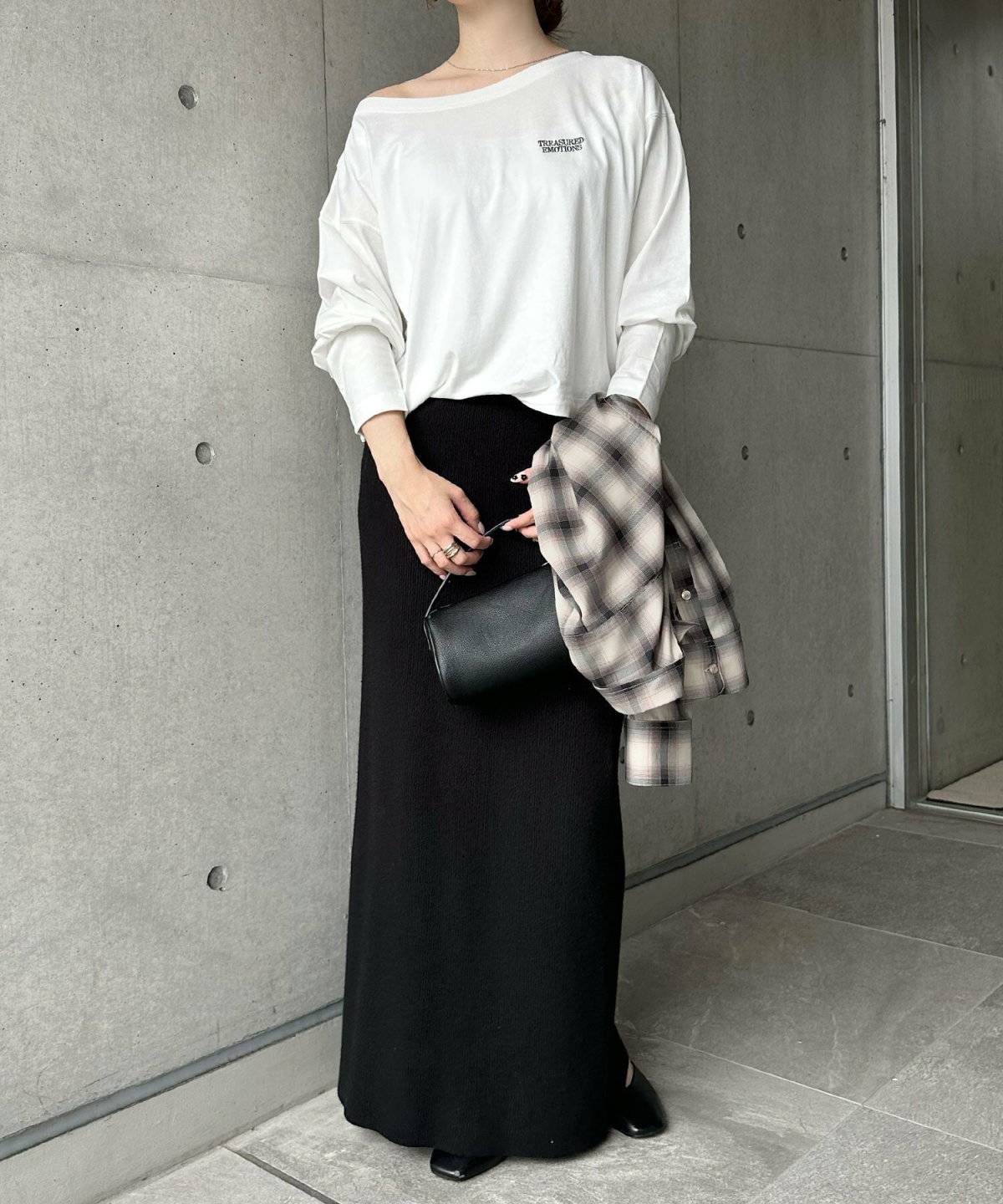 モノトーンコーデの女性