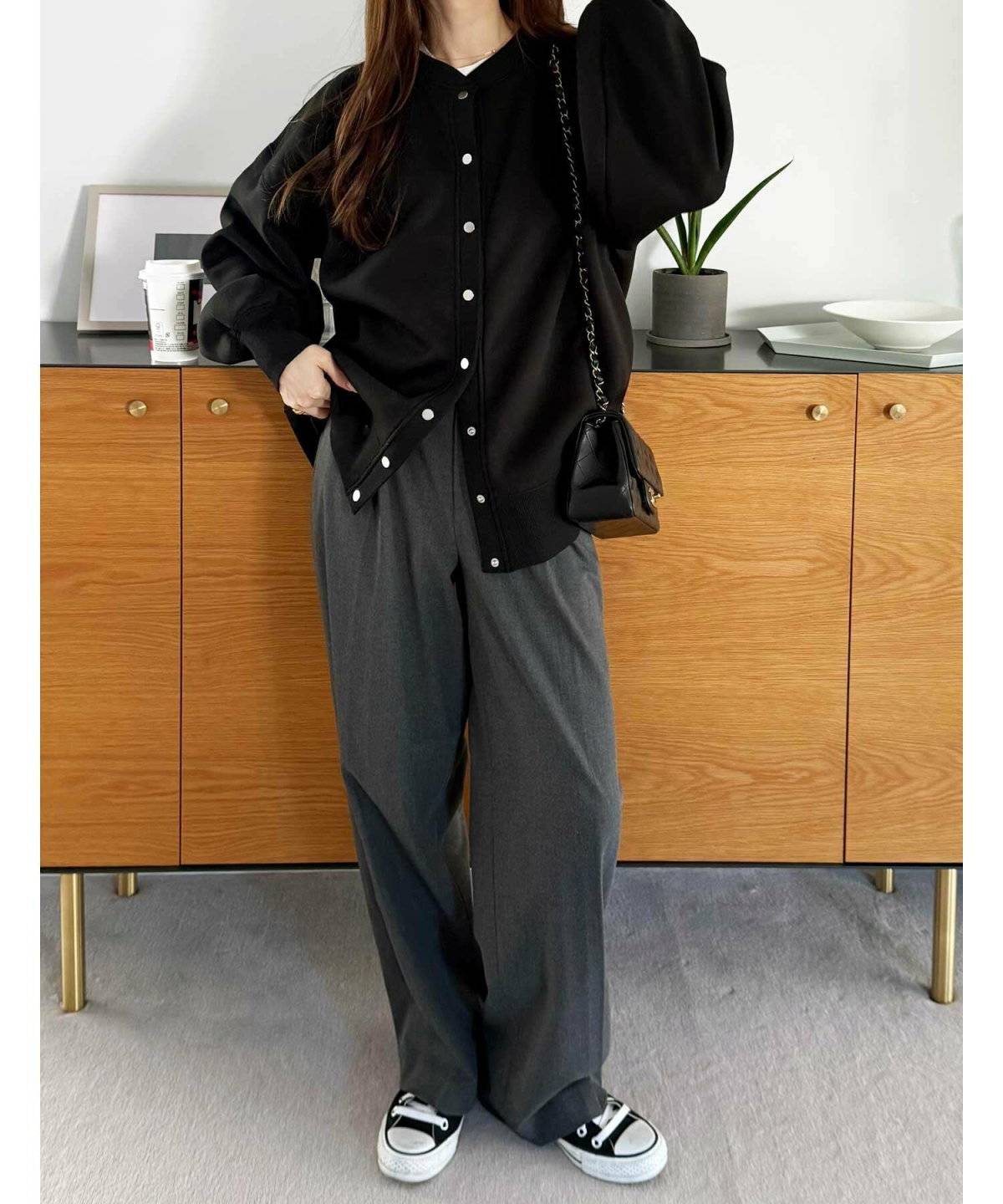 モノトーンコーデの女性