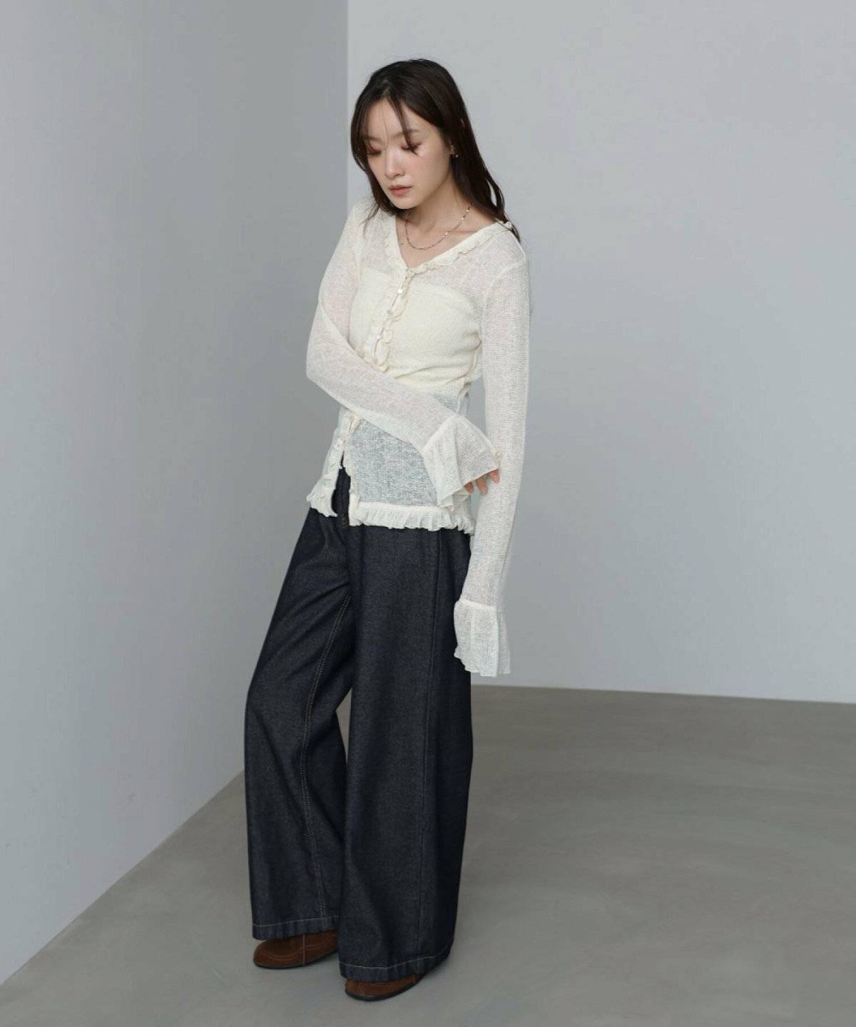 モノトーンコーデの女性