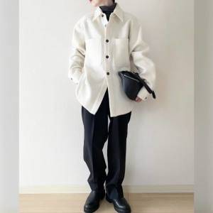  モノトーンコーデの女性 