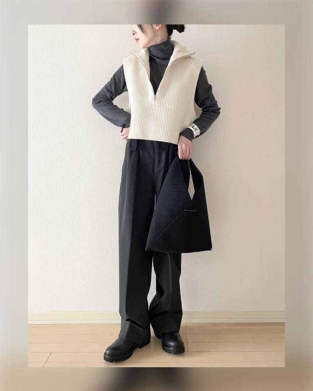 ハイネックトップス×ハーフジップベスト