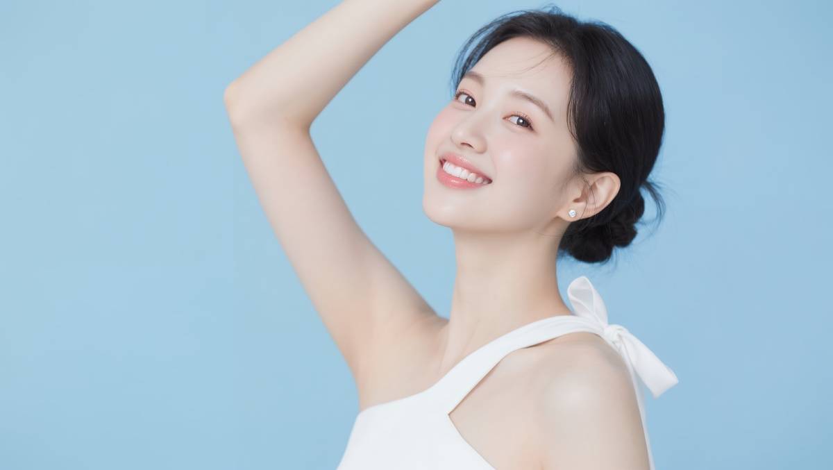 爽やかな笑顔を見せる若い女性