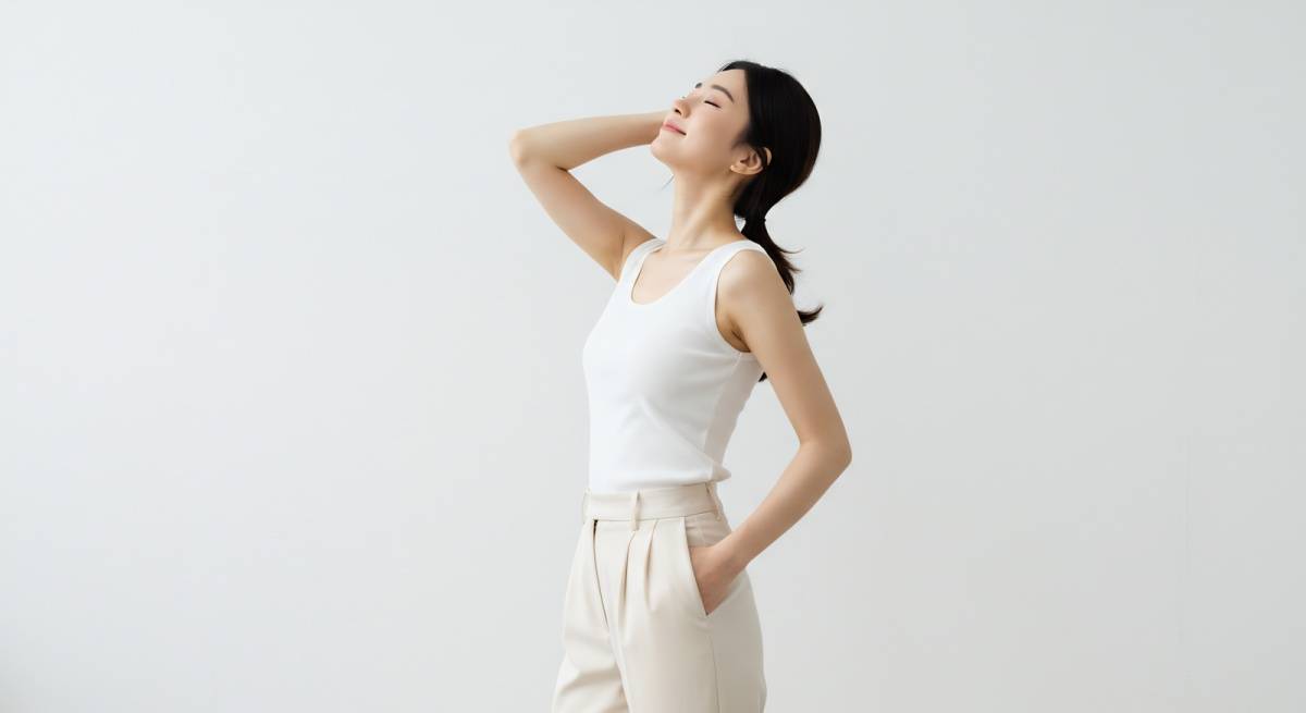 シンプルな服装の女性