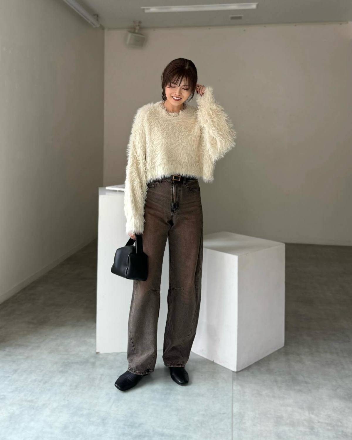 フェザーニット×デニムパンツ