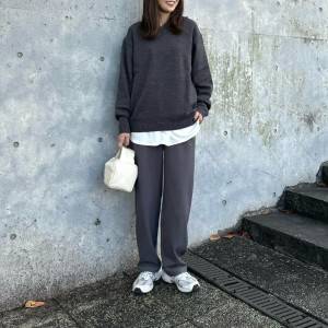  グレーのワントーンコーデの女性 