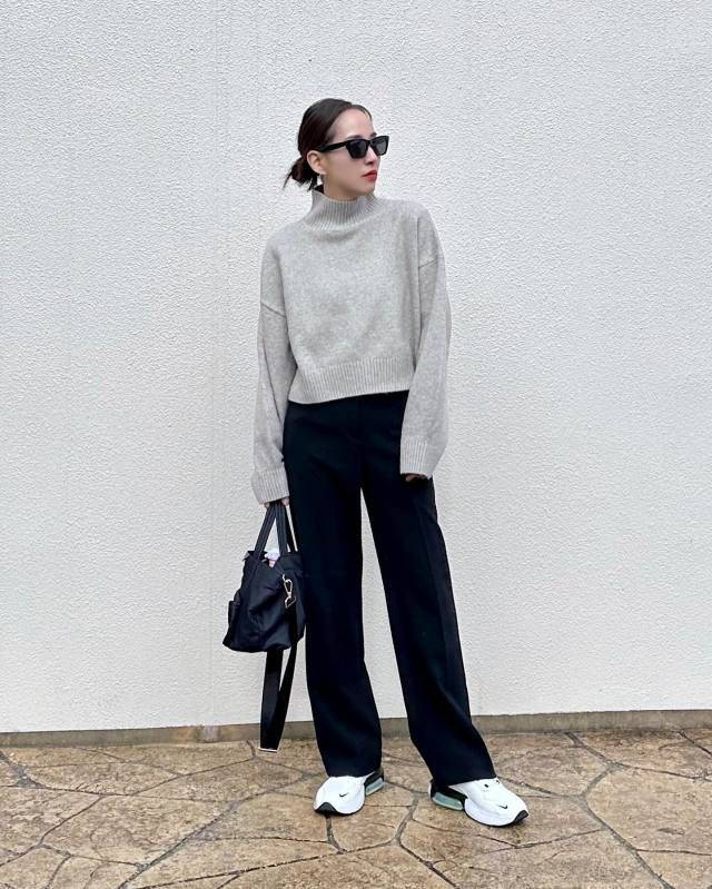 白スニーカーで明るさをプラス!