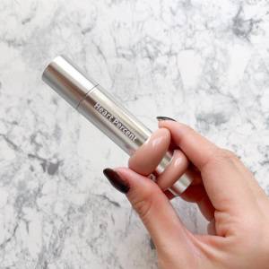  ハートパーセントティントを手に持っている画像 