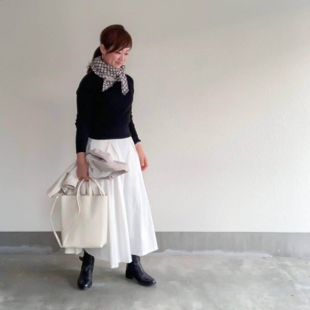 首元にスカーフを巻く!