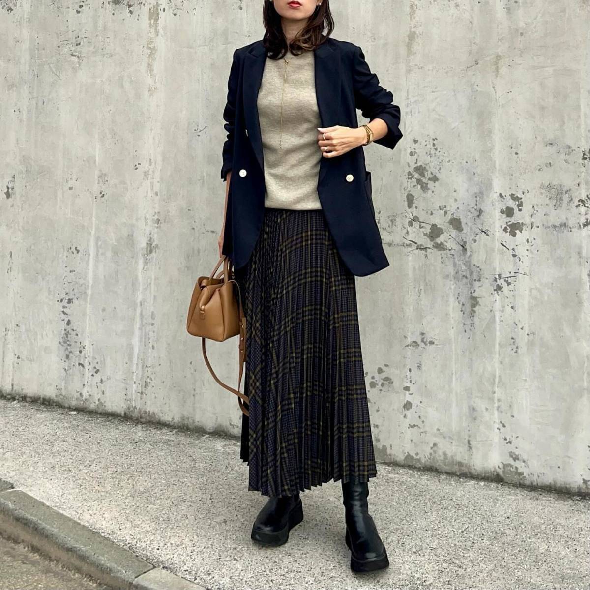 ベージュのニットで顔映りのよさを意識♡