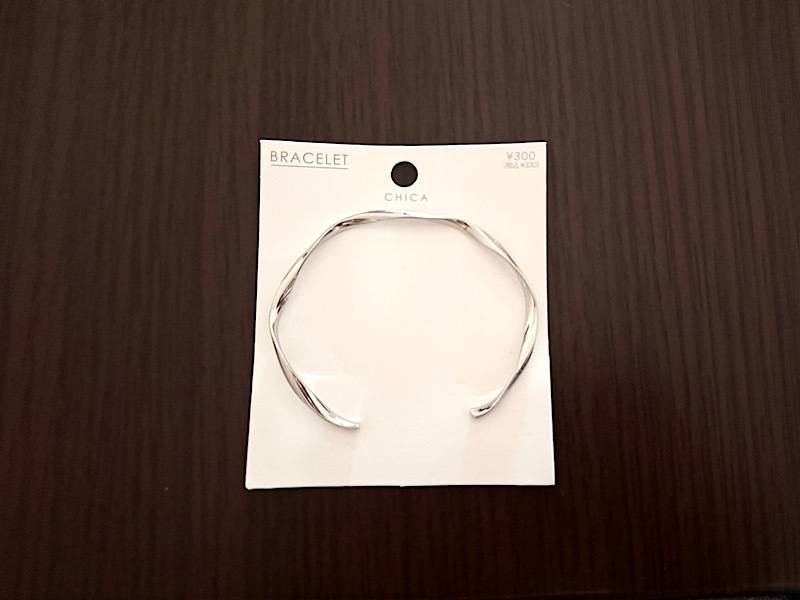 3COINSネジリメタルブレス商品パッケージ